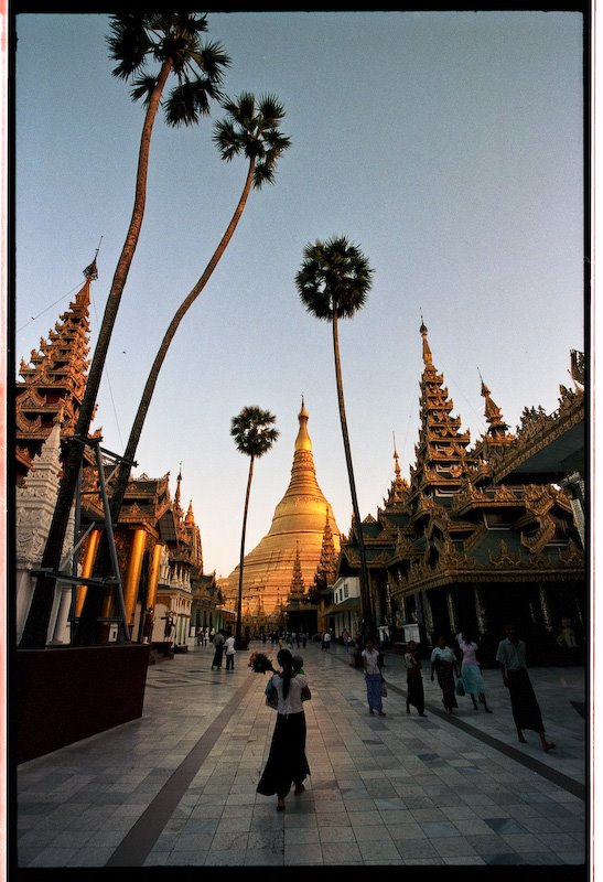 Shwedagon Pagoda 2007 by niedolso