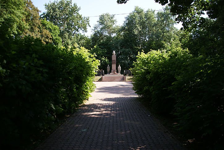 TWIERDZA MODLIN - POMNIK OBROŃCÓW TWIERDZY 1939 by Łukasz Świetlik