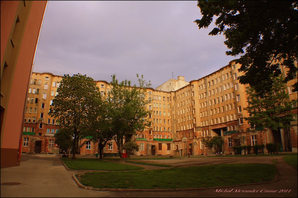 Warszawa - ślady po ostrzale na budynku na Chmielnej (dom kolejowy) by Michał Alexander Czmur