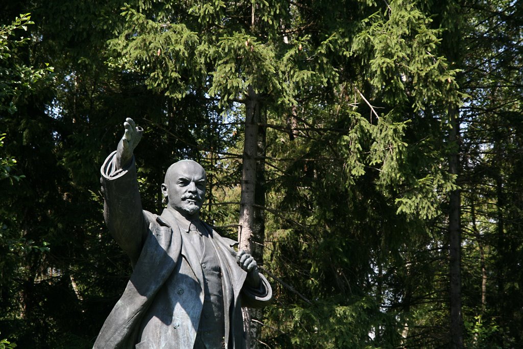 Statue of Lenin in Grutas Park by steven.hfh