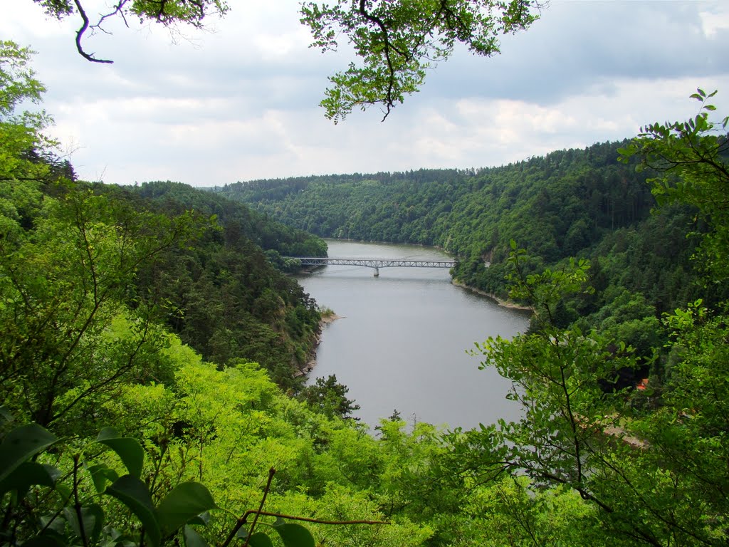 Vranovská přehrada od hradu Bítov by cs96