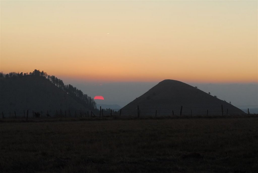 Coucher derrière le puech by Michel GIGUET