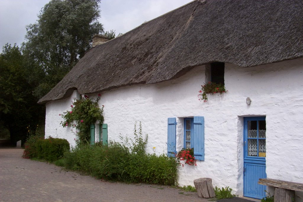 Strohgedecktes Haus im Museumsdorf Kerhinet by Metzner