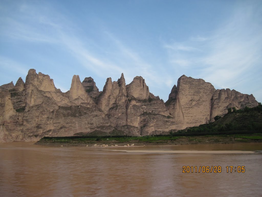 2011-06-28: Danxia landform on the Yellow River, Yongjing County, Gansu, China 甘肃省永靖县炳灵石林，位于刘家峡水库上游黄河岸边；丹霞地貌 by Roland_Longbow