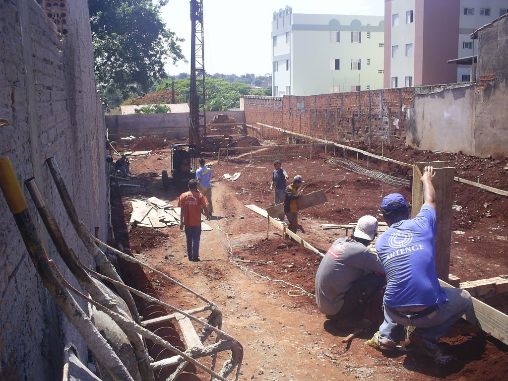 31/10/07,fazendo a fundação do futuro prédio. by zetomati