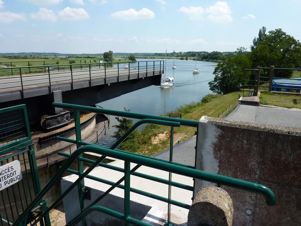 Pont de Cran ouvert. by Amand Baladeur