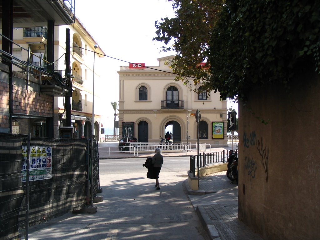 Carrer de la Merce, de frent a l'estacio by Paul Myers