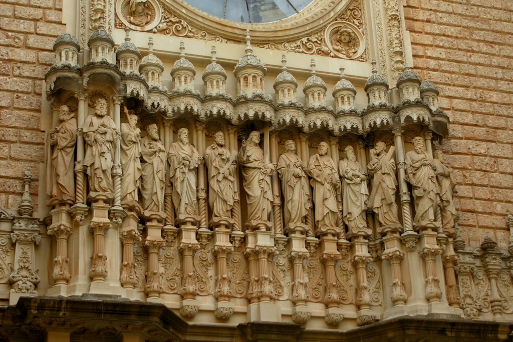 SCULPTURES ABOVE THE CATHEDRAL ENTRANCE by piero belforte