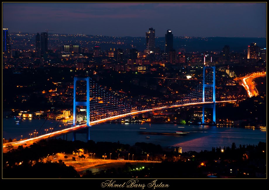 Mavi Saatte Boğaziçi Köprüsü ve Işıl Işıl İstanbul by Ahmet Barış IŞITAN