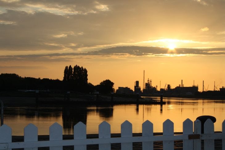 Atardecer en el rio Escalda de Amberes by alfonso-viajero