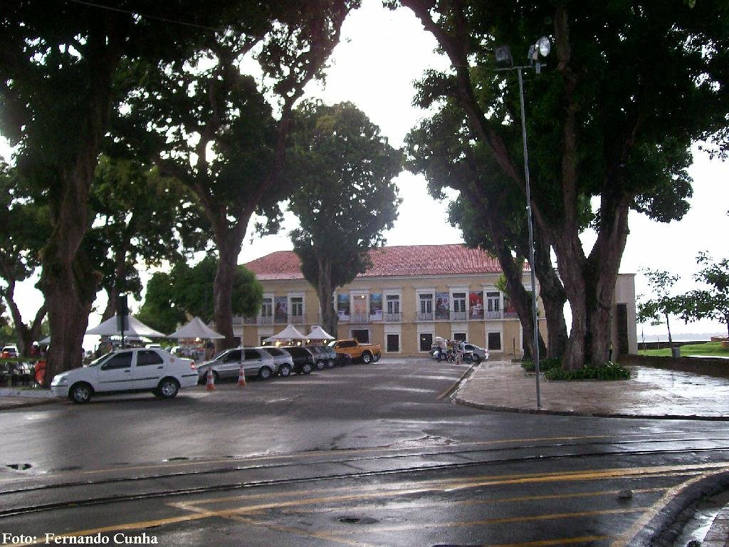 PRAÇA FREI BRANDÃO E AO FUNDO A CASA DAS ONZE JANELAS. by Fernando Cunha