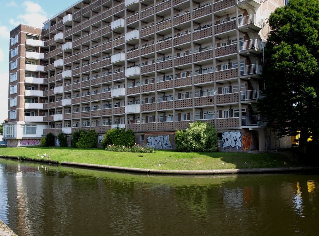 De Wielewaalflat van architect Frans Klein (1918-1973), thans een Rijksmonument. by Hans R van der Woude