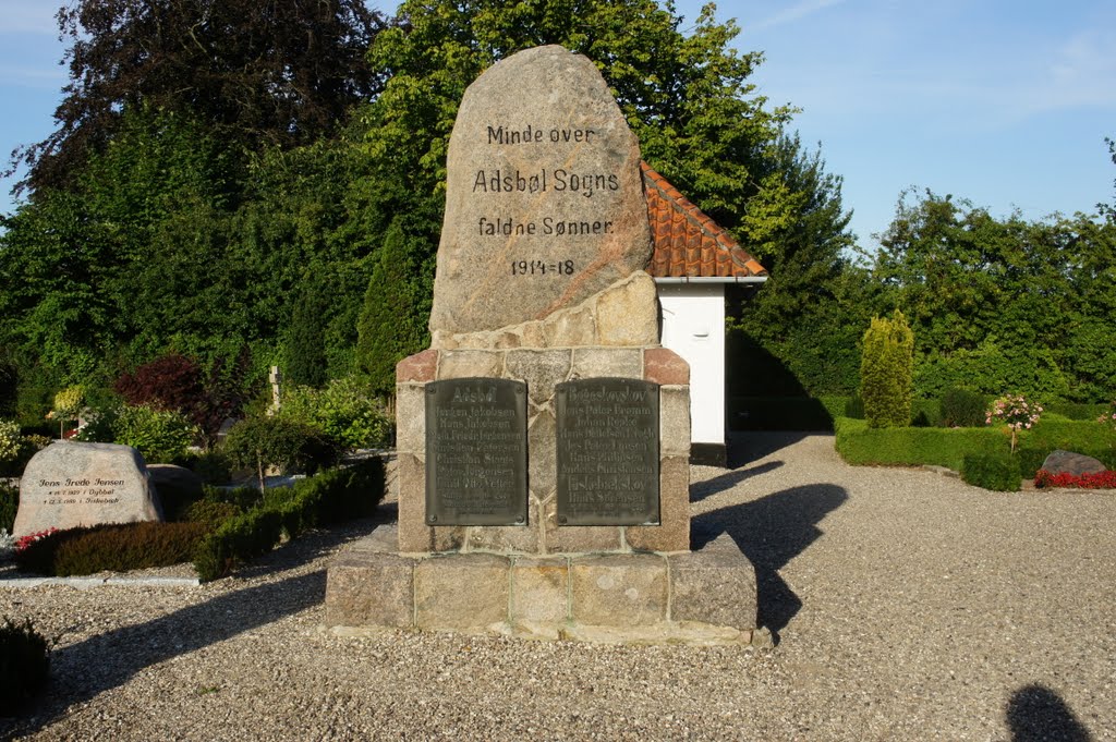 Adsbøl, ved kirken, 2. august 2011 by papkassen