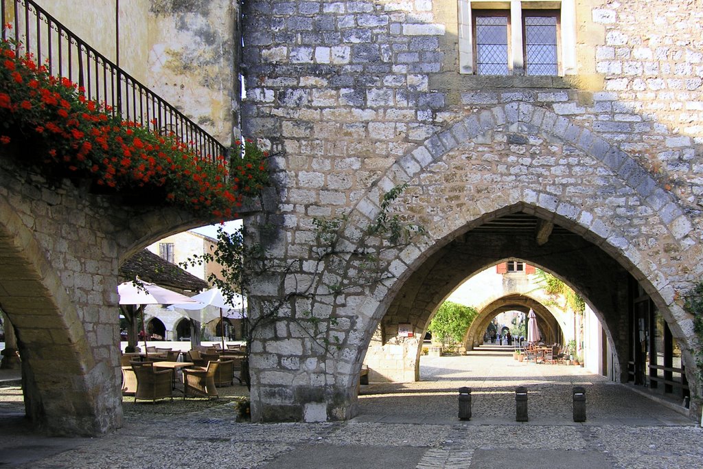 Monpazier, les arcades autour de place des cornières by mady77