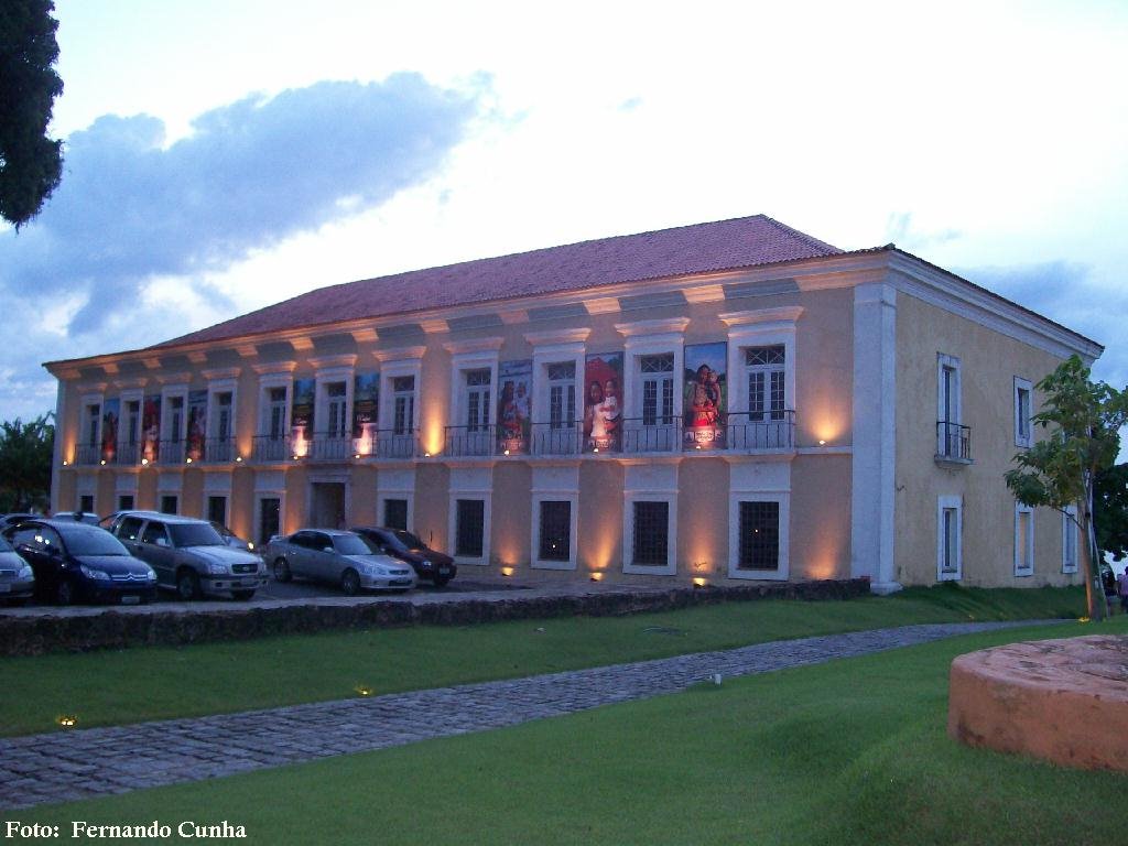 CASA DAS ONZE JANELAS - Espaço Cultural Casa das Onze Janelas (Praça Frei Caetano Brandão, s/n, Cidade Velha. Fone: (91) 4009-8821. De terça a domingo, das 10h às 18h). - A Casa das Onze Janelas foi construída no século XVIII, como residência de Domingos da Costa Bacelar, um rico senhor de engenho. Em 1768, a casa foi adquirida pelo governo do Grão-Pará para abrigar o Hospital Real. O projeto de adaptação é do arquiteto bolonhês Antônio José Landi. O Hospital funcionou até 1870. by Nando Cunha - 1