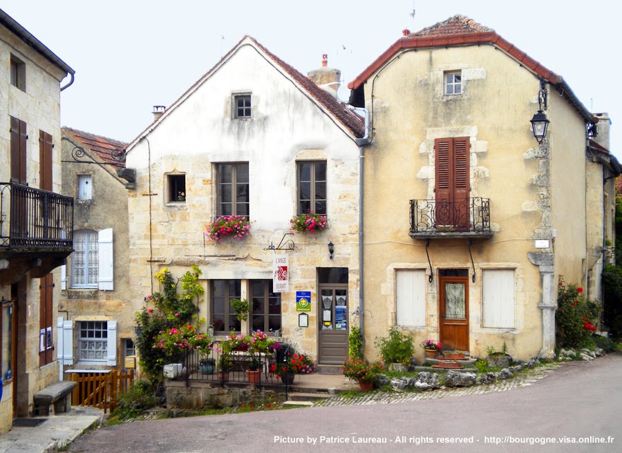 Hôtel-Restaurant et Commerce (Flavigny-sur-Ozerain) by Patrice Laureau