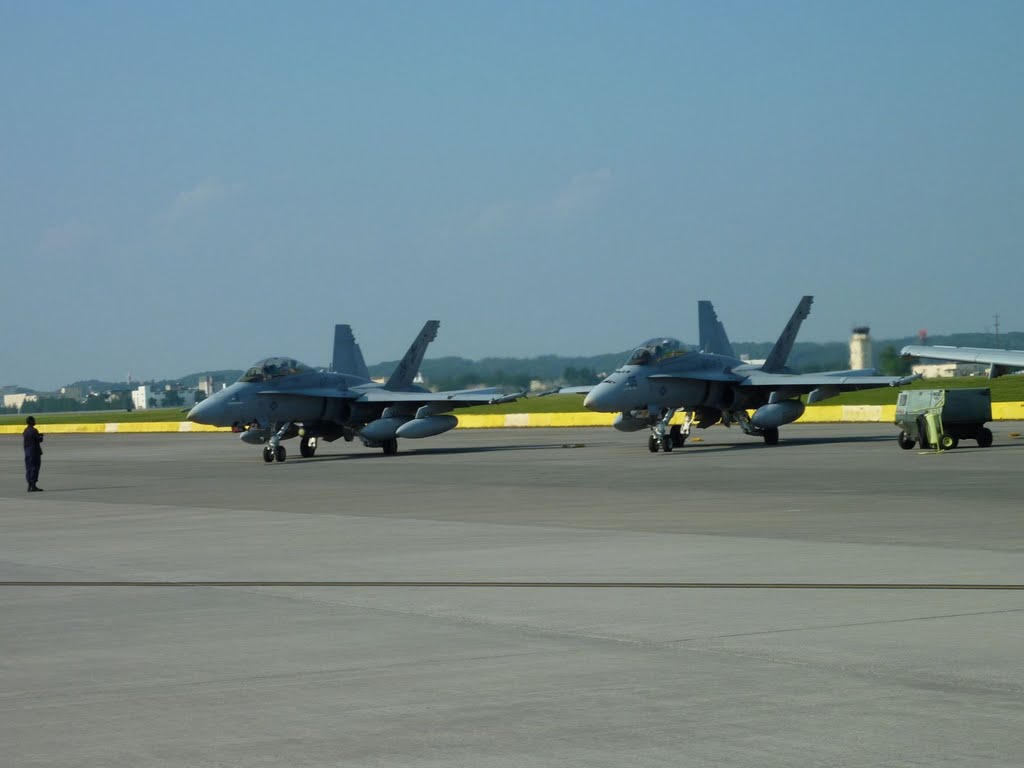 F/A-18D　（横田基地友好祭 Yokota Air Base Friendship Festival 2010） by kazkun