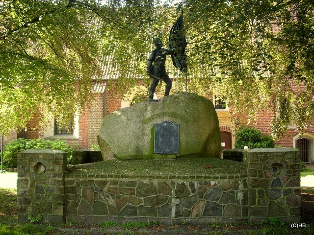 Loxstedt -St. Marien-Kirche-Denkmal-nie wieder Krieg! by Heinz.Bock