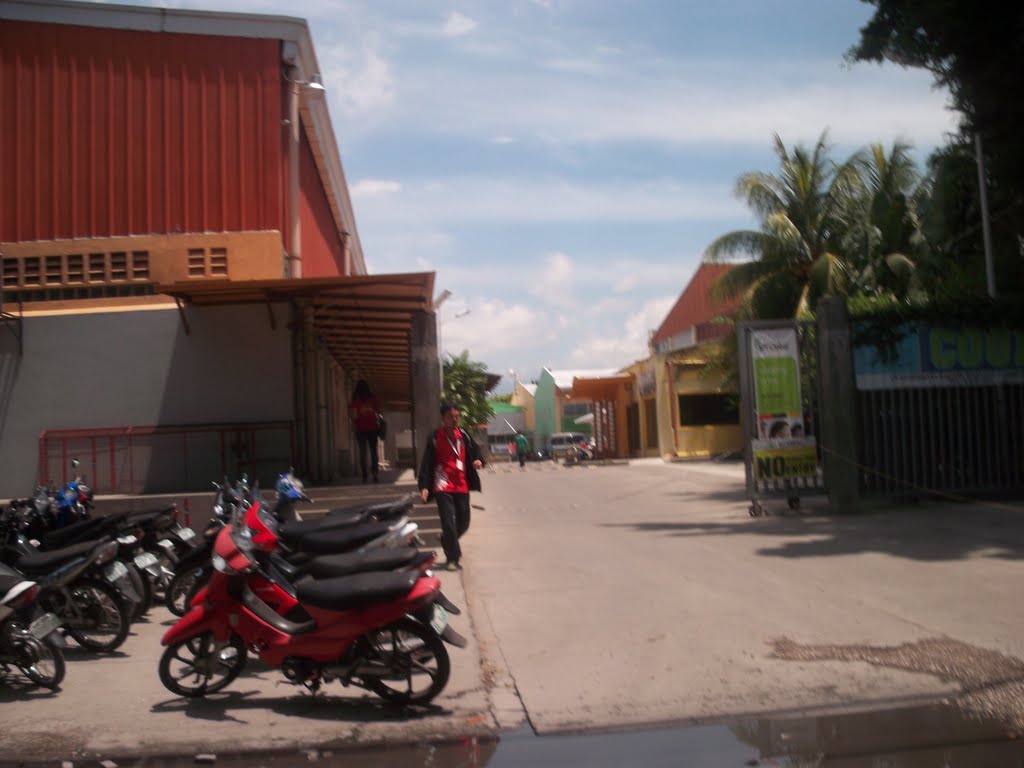 Access alley into the BPO workstations of SPi and Ventus (right behind LP Hypermart) in Dumaguete City, Oriental Negros, Philippines by kang © francis b i ♣