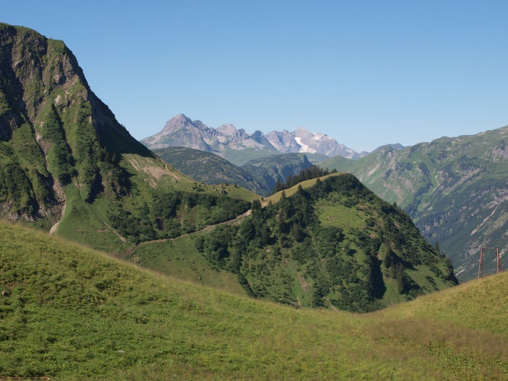 Auf der Linkersalpe. Im Hintergrund die Gipfel des Lechquellengebirges by Schnafrie