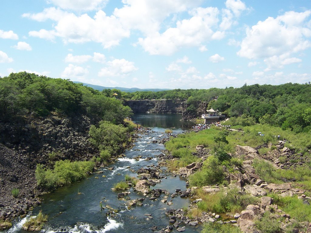 吊水楼瀑布 Diaoshuilou Waterfall (in dry season) by sdfrog