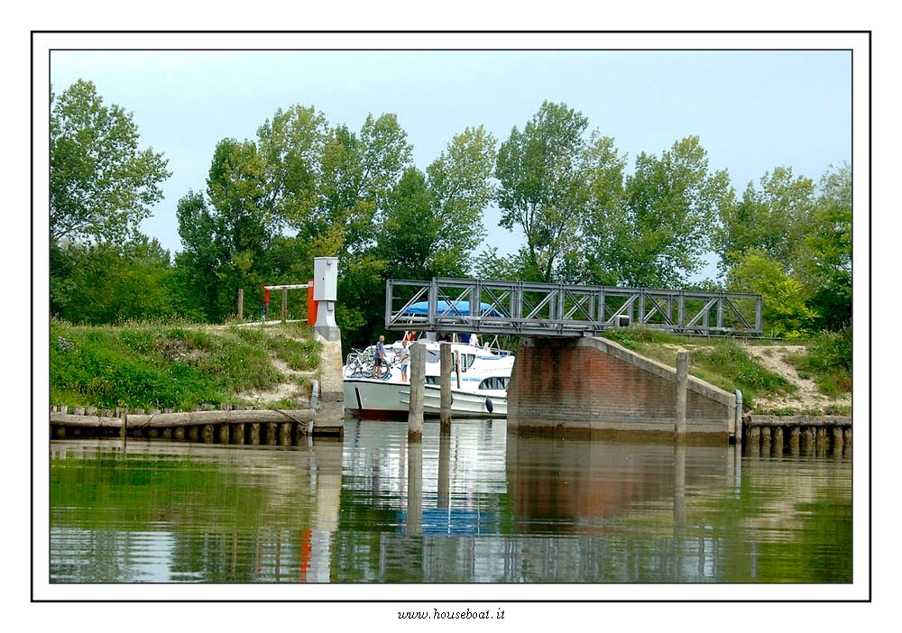 Apertura ponte mobile Base Houseboat Holidays Italia by houseboat