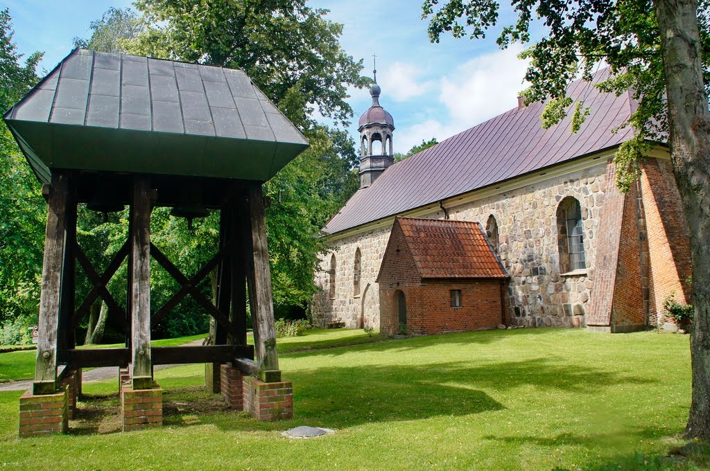 Flemhude Feldsteinkirche by Karl-Heinz Görmann