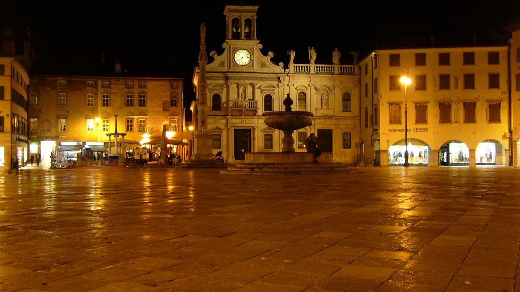 Udine - St. James Place by night by dstaiano