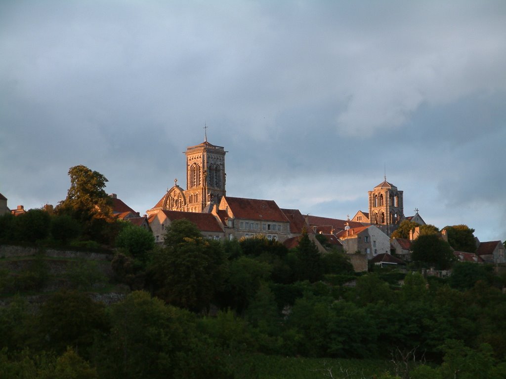 Abendsonne auf der Basilika Maria Magdalena; Vezelay-Burgund by almahusch