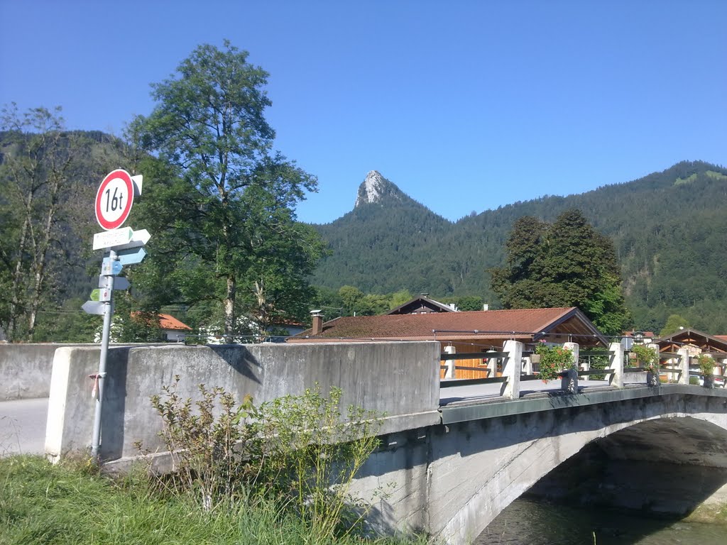 Leonhardstein und Weißachbrücke by Manuel W