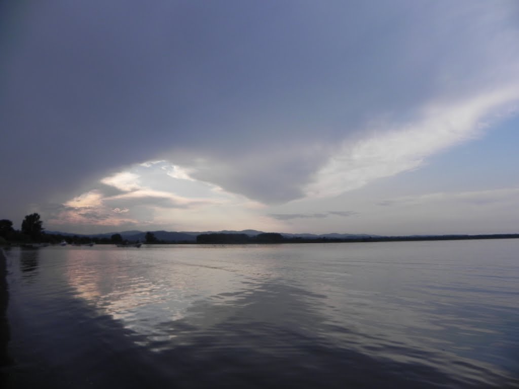 女満別湖の夏空（Summer sky of the Memanbetsu lake） by pakku