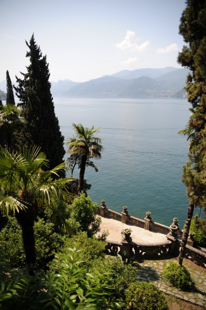 Lago di Como, Lac de Côme, Italie by Dominique Salé