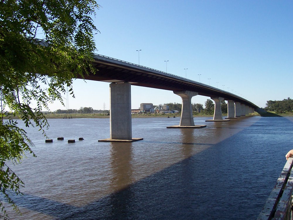 Puente sobre el Sta. Lucia by Daniel Becker