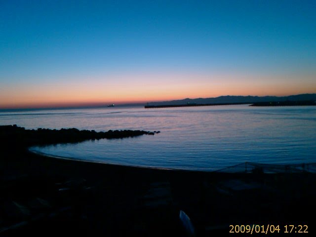 Limpido Tramonto a Punta Vagno, Genova Sullo sfondo i monti del ponente ligure. by Maurizio Cassi