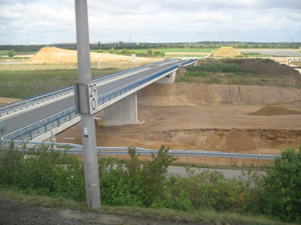 A 4 n bei Buir, Trasseneinschnitt unter Brücke weitgehend ausgeschachtet, 07. 08. 2011. by Michel Voss