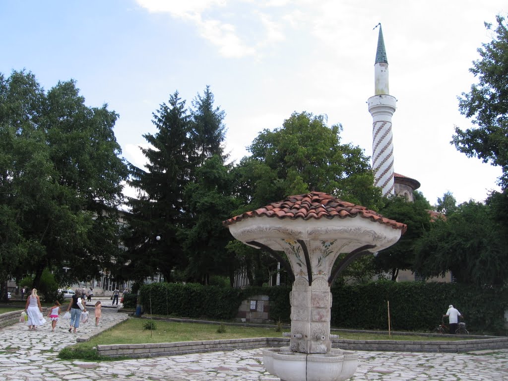 A mesquita e a fonte guarda-chuva - Samokov by Peter  Nikolov