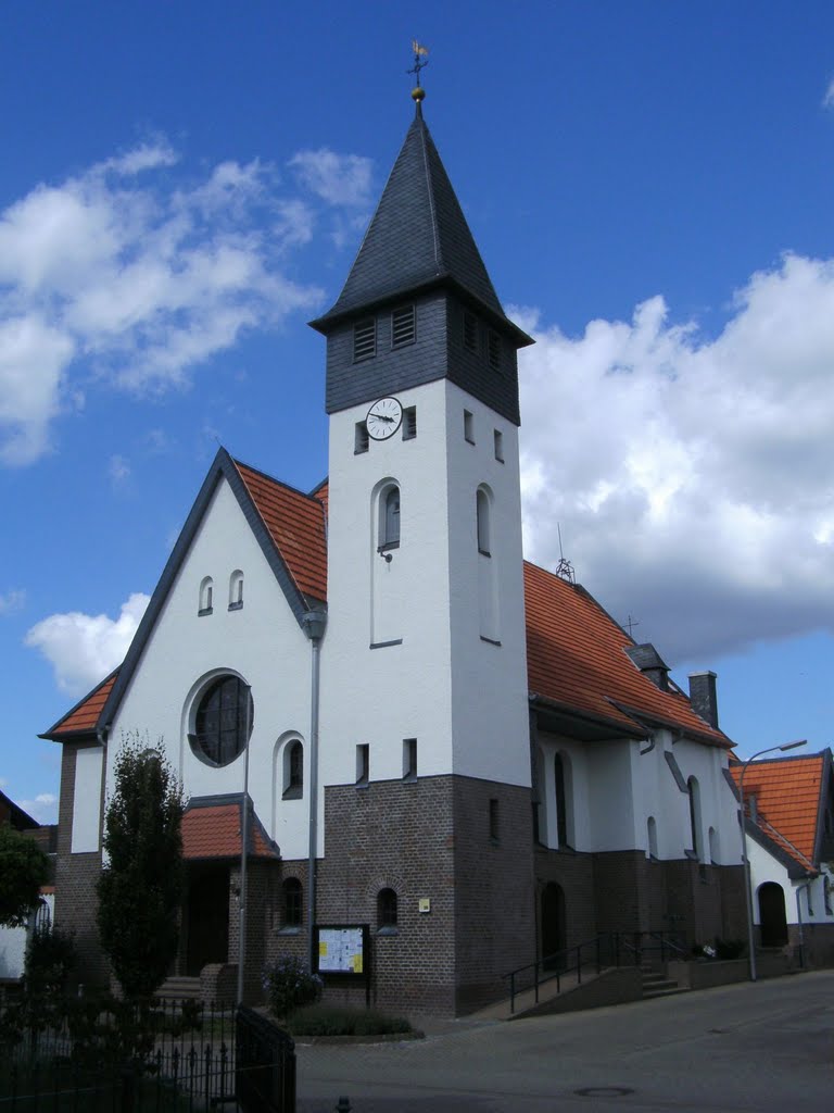 Herz-Jesu-Kirche in Effeld by Peter Esser