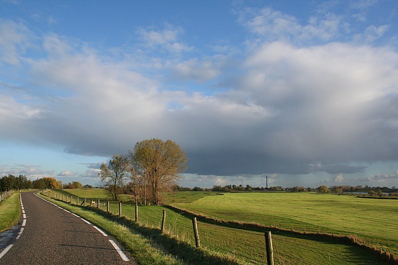 Een heerlijk stukje Lekdijk vlak voor Wijk bij Duurstede, heel rustig met een mooi uitzicht over de Bosscherwaarden met aan de horizon een steenfabriek. by morinel