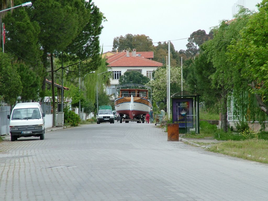 moving down main street by WaldoMP