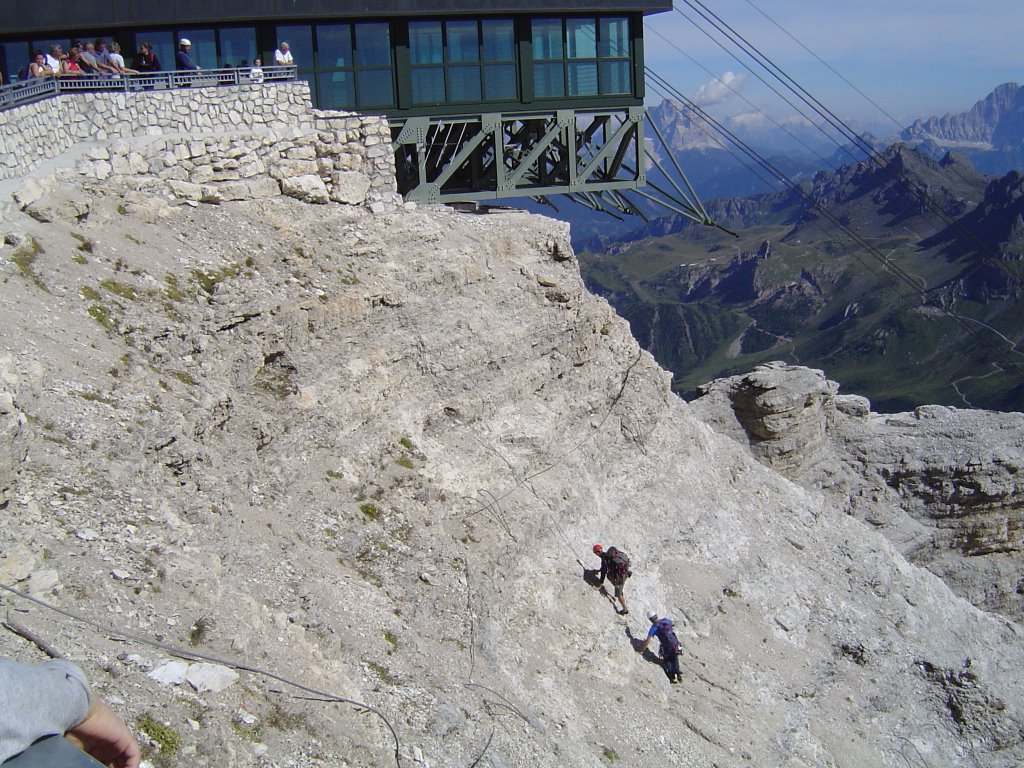 Alpinisti cima Pordoi - September 2004 by Silver.S