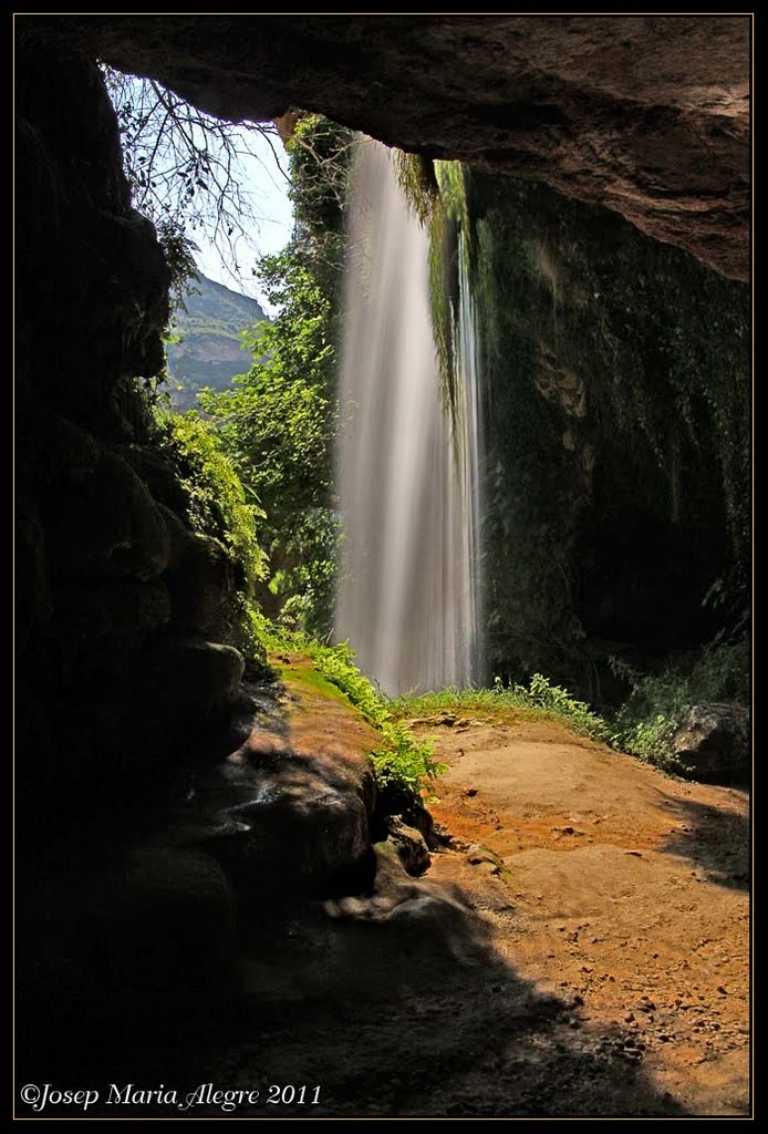 Sant Miquel del Fai - Detall cascada by Josep Maria Alegre