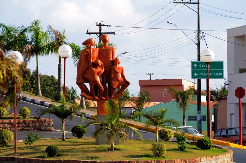 Monumento na entrada de Ibaté - SP by Roselito Fávero da Silva