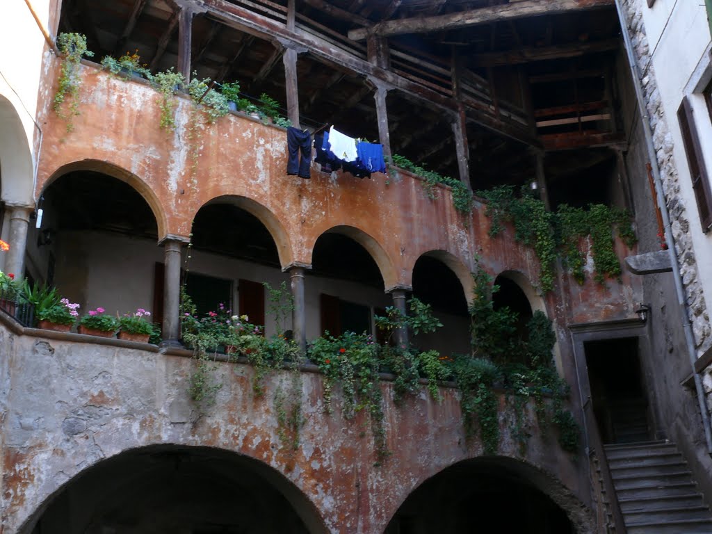 Bienno (valle Camonica)interno di un cortile by pacj