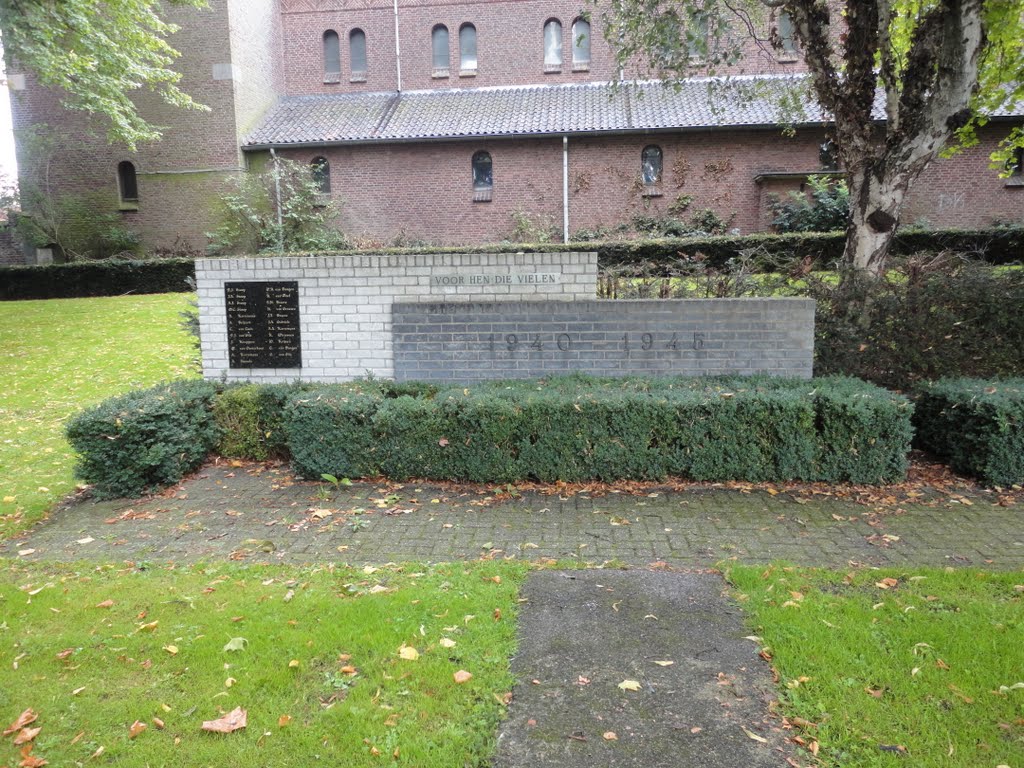 Beeld Oorlogsslachtoffers in park naast Kerk Zevenbergschen Hoek by © rdnjc