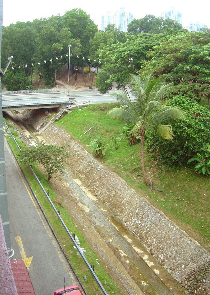 Storm drain in Sri Petaling by hoonmeng