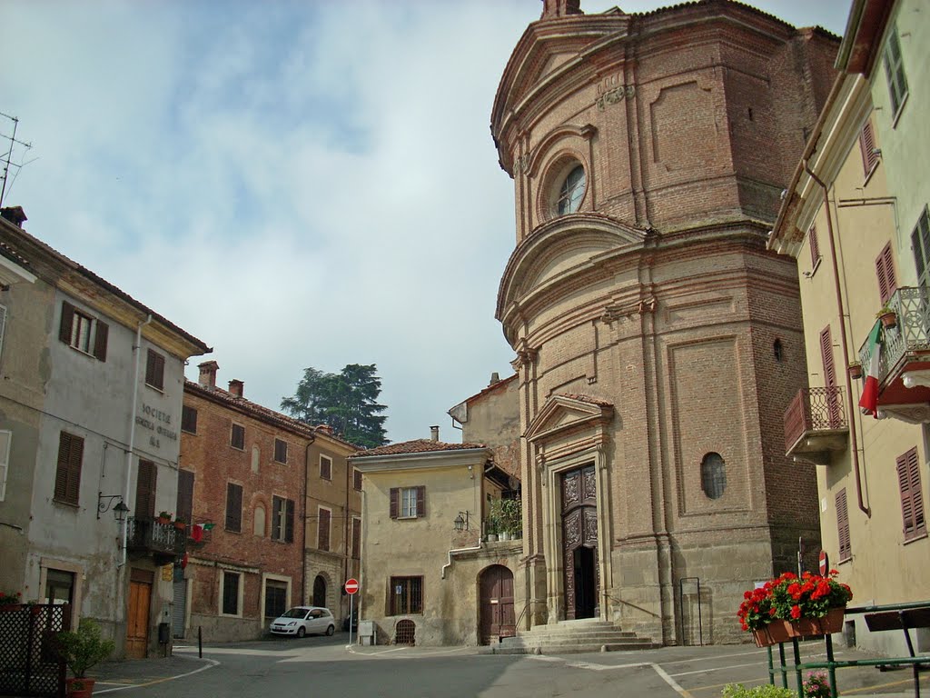 Cassine, la chiesa parrocchiale di S. Caterina con la facciata curvilinea in cotto by mauro1968