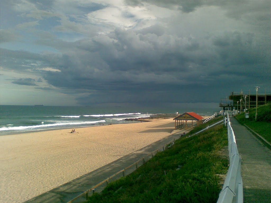 Storm approaching Merewether Beach by notniopa