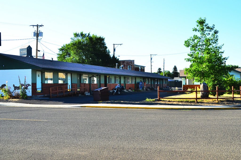 The Stampede Inn, An exelent motel. It's amazing how clean it was. by Mike McDonald