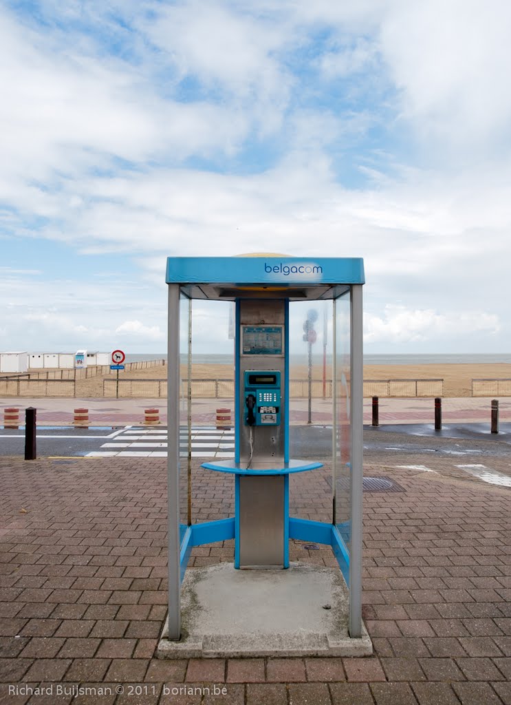 Public phone - RARE by Richard Buijsman