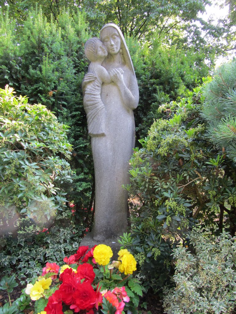 Madonna mit Kind, Südfriedhof by Bernd Bruns